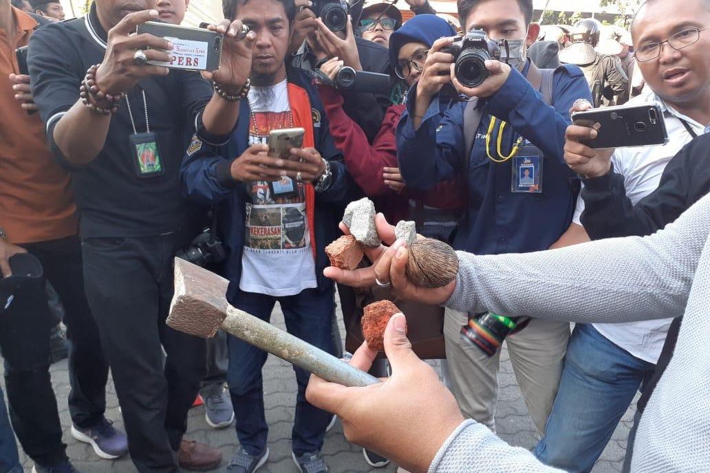 Kapak Dilempar ke Dalam Gedung DPRD, Dewan Yakin Bukan dari Mahasiswa