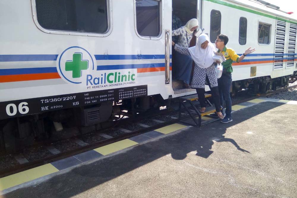300 Warga Saradan Dapat Pengobatan Gratis di Atas <em>Rail Clinic</em>