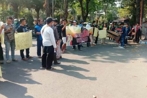 Sejumlah Pemuda Mojokerto Aksi Dukung Revisi UU KPK