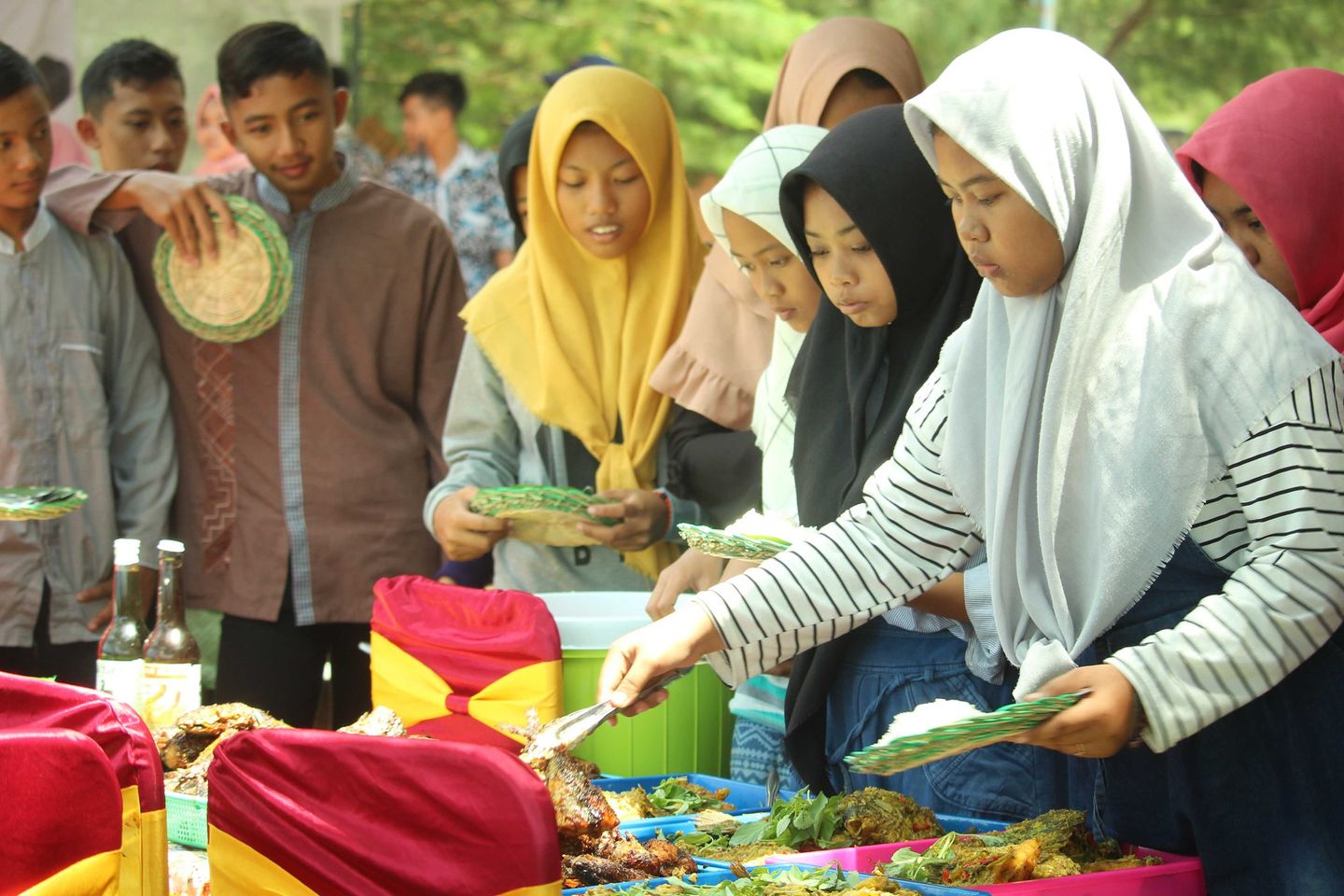 Anak-anak Yatim di Tulungagung Kampanye Gemar Makan Ikan
