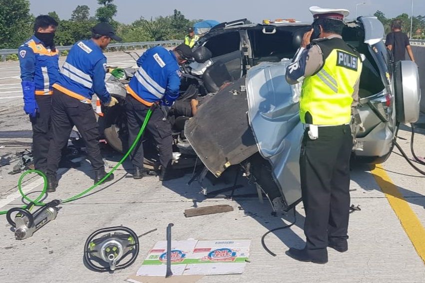 Minibus Rombongan Polres Jember Seruduk Truk di Tol Paspro