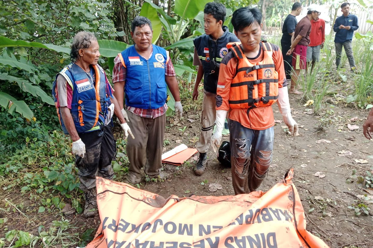 Mayat Pria asal Jombang Ditemukan Mengapung di Sungai Brantas Rolak 9