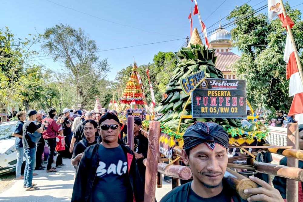 2.710 Bungkus Getuk dan 3.700 Takir Dibagikan Gratis di Festival Honggolono