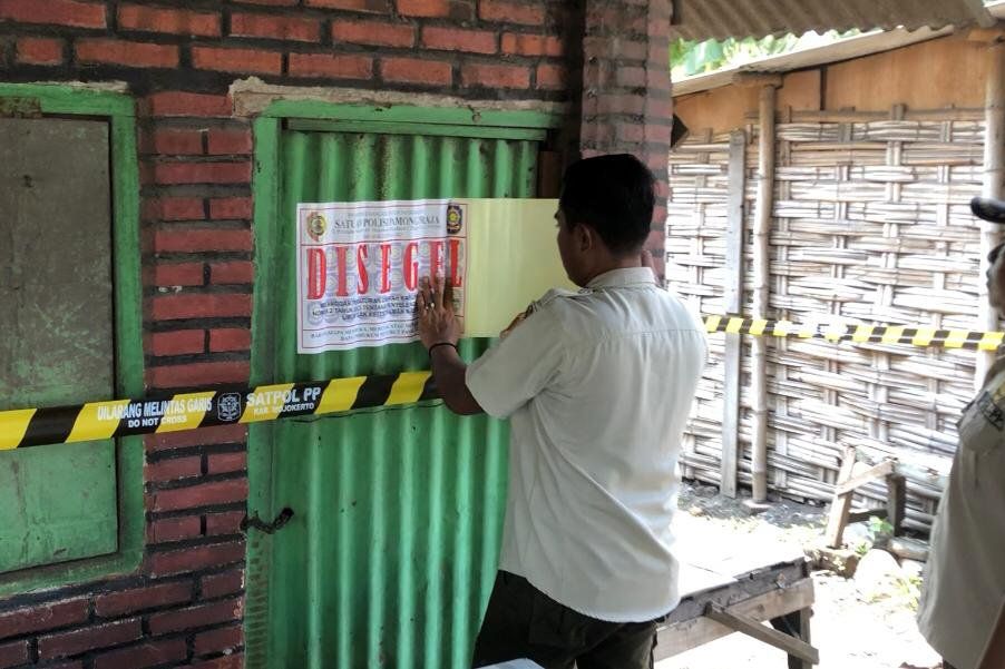 Jadi Tempat Prositusi, Satpol PP Mojokerto Segel Warung Remang-Remang