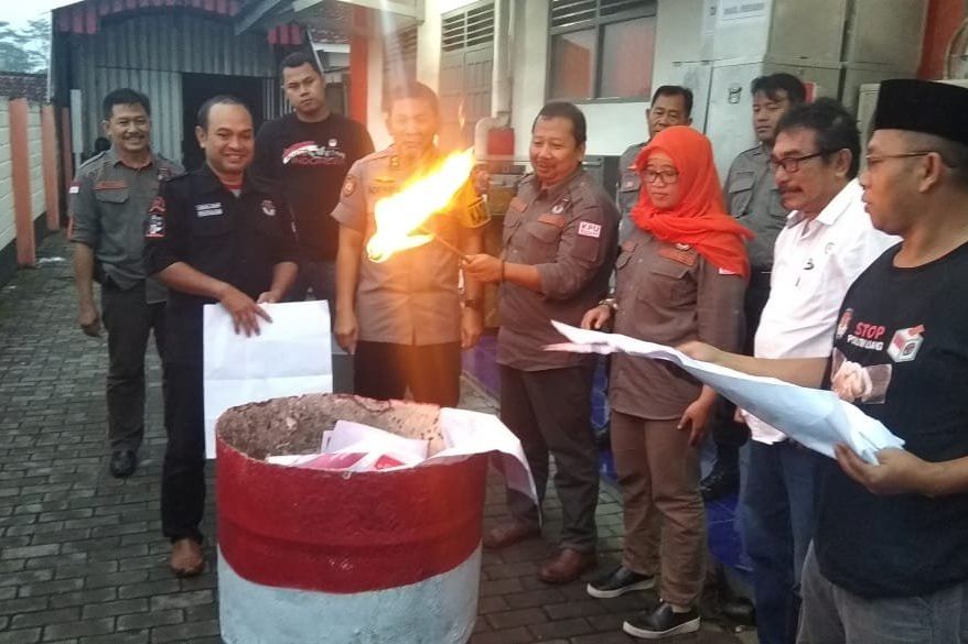 KPU Kota Blitar Bakar 2.084 Surat Suara Rusak