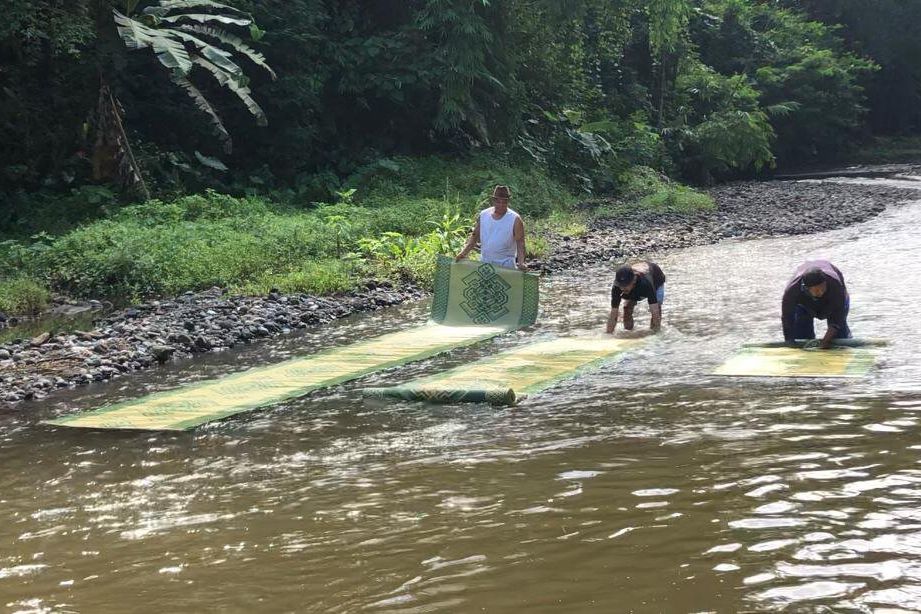 Menjelang Ramadan, Warga Kutorejo Cuci Tikar di Sungai Kromong Pacet