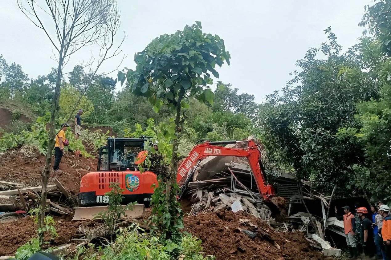 Tanah Longsor Timpa Empat Rumah di Jombang, Dua Orang Tertimbun