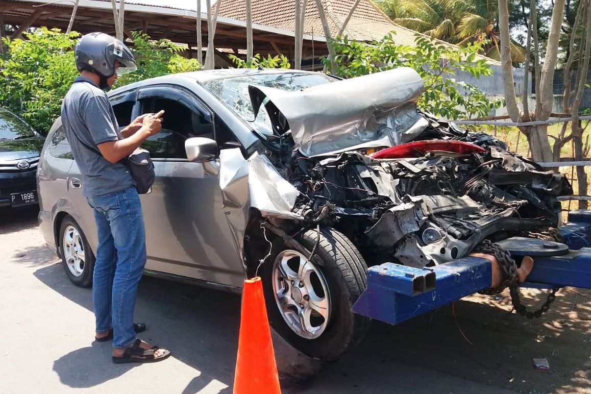 Minibus Tabrak Truk di Situbondo, Dua Polisi Meninggal