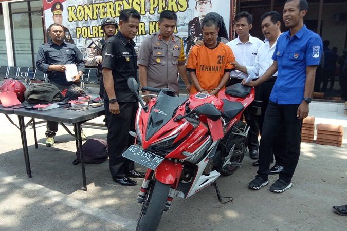 Mengaku Polisi, Kuli Bangunan di Blitar Rampas Dompet dan Ponsel
