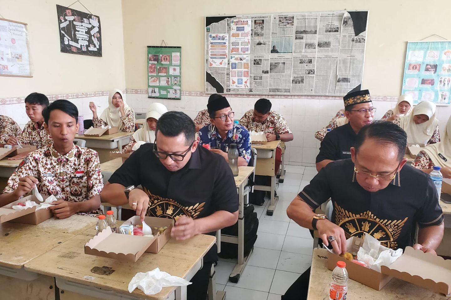 Mas Pj Wali Kota Mojokerto Meninjau Uji Coba Makan Bergizi Gratis di SD dan SMP