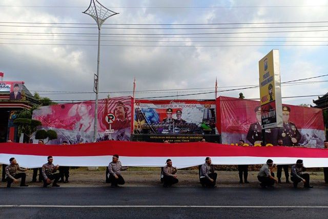 Polres Probolinggo Bentangkan Bendera Merah Putih Raksasa di Jalur Pantura