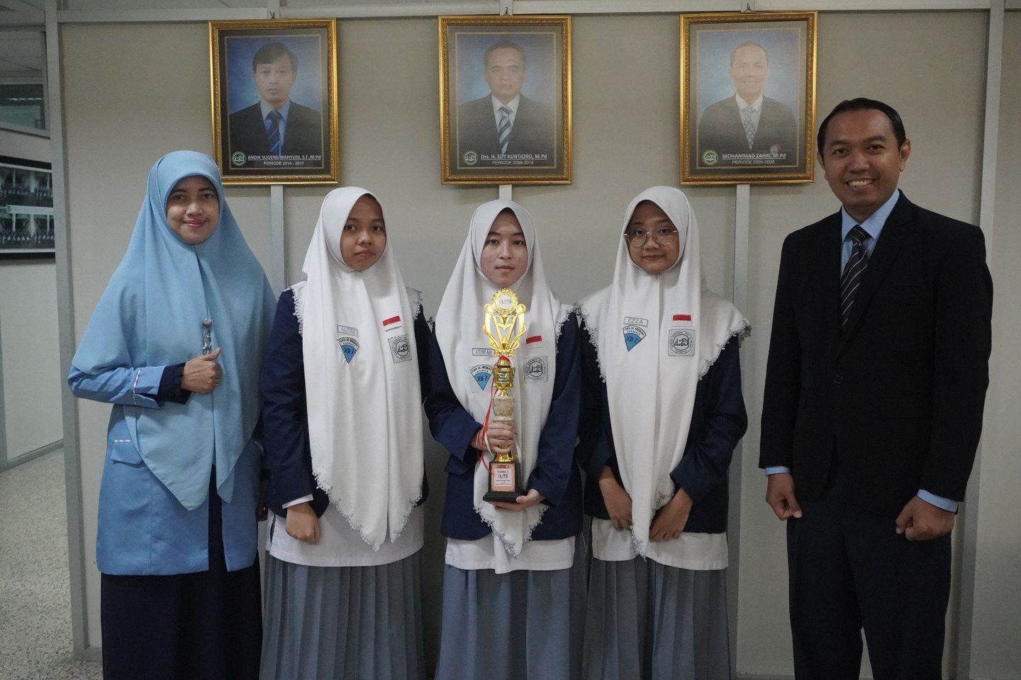 Guru, Pahlawan Tanpa Tanda Jasa Menginspirasi Siswa SMA Al Hikmah Surabaya Raih Prestasi Nasional