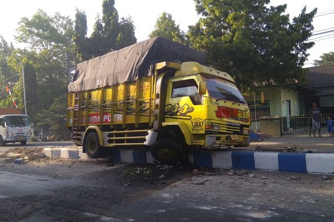 Mengantuk, Sopir Truk Angkut Buah Impor Tabrak Median Jalan di Madiun