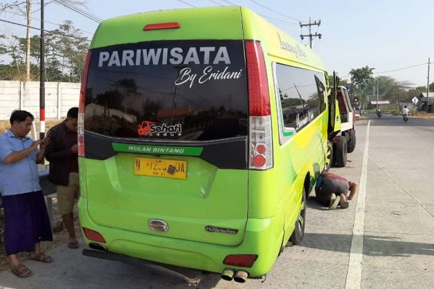 Mobil Rombongan Guru SMP Sumberbaru Jember Kecelakaan di Tol Paspro