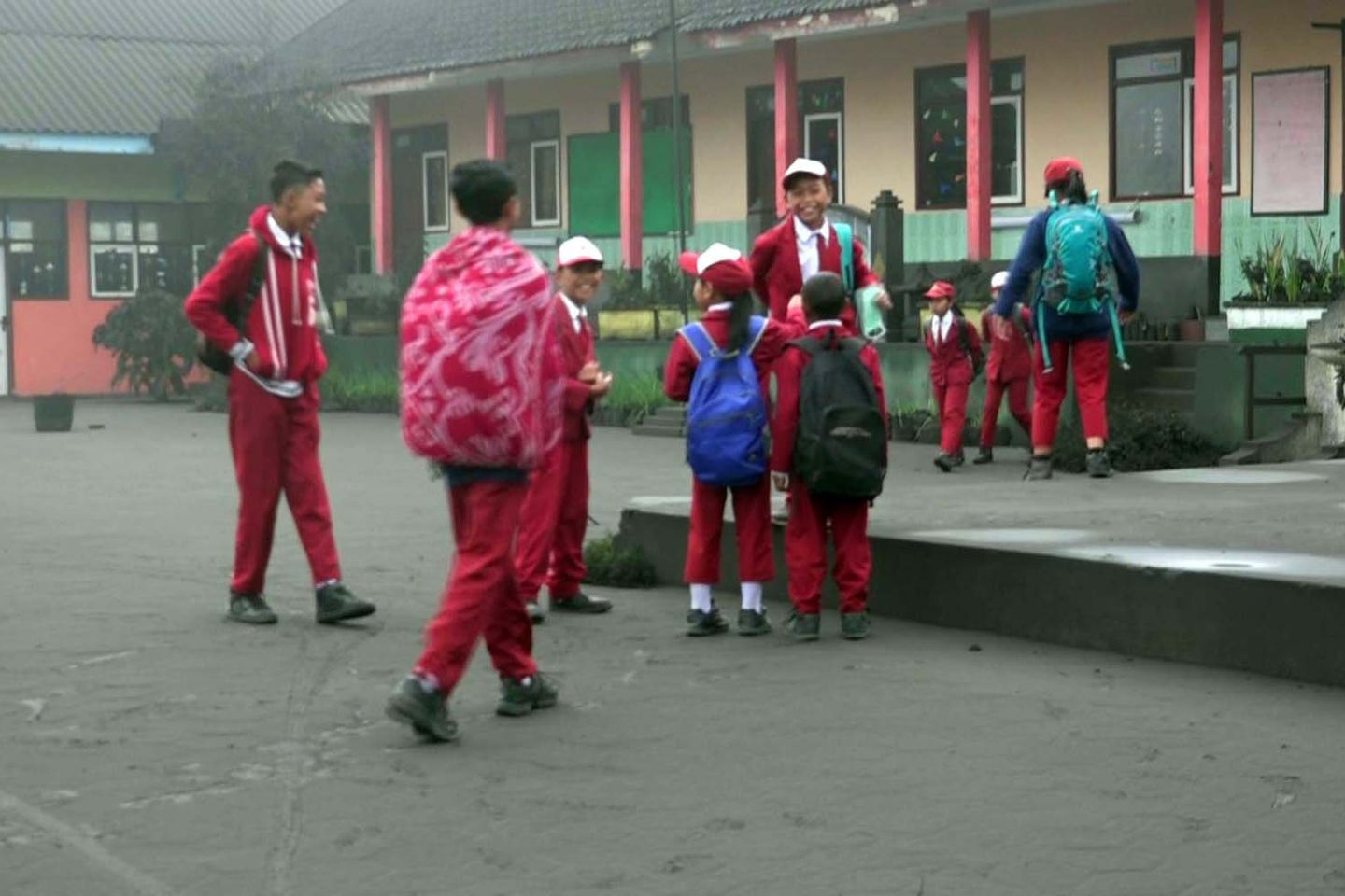 Diguyur Abu Bromo, Siswa SD Ngadisari Tetap Semangat Sekolah