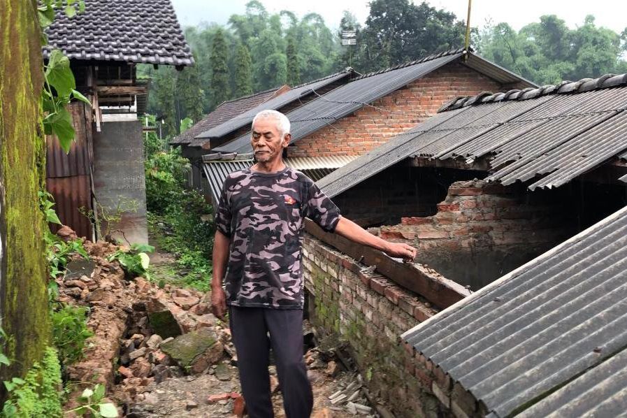Tembok Rumah Kuno Ambruk Menimpa Tiga Orang di Pacet, Begini Kondisi Korban