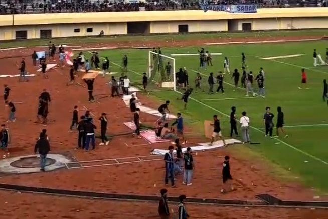 Tertinggal 1-0 dari Persijap, Suporter Persela Lempar Flare dan Rusak Fasilitas Stadion