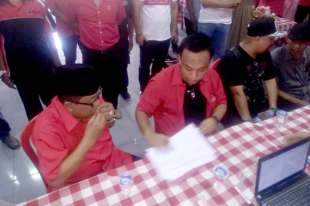 Henry Kembalikan Formulir Pendaftaran Bacawali Kota Blitar