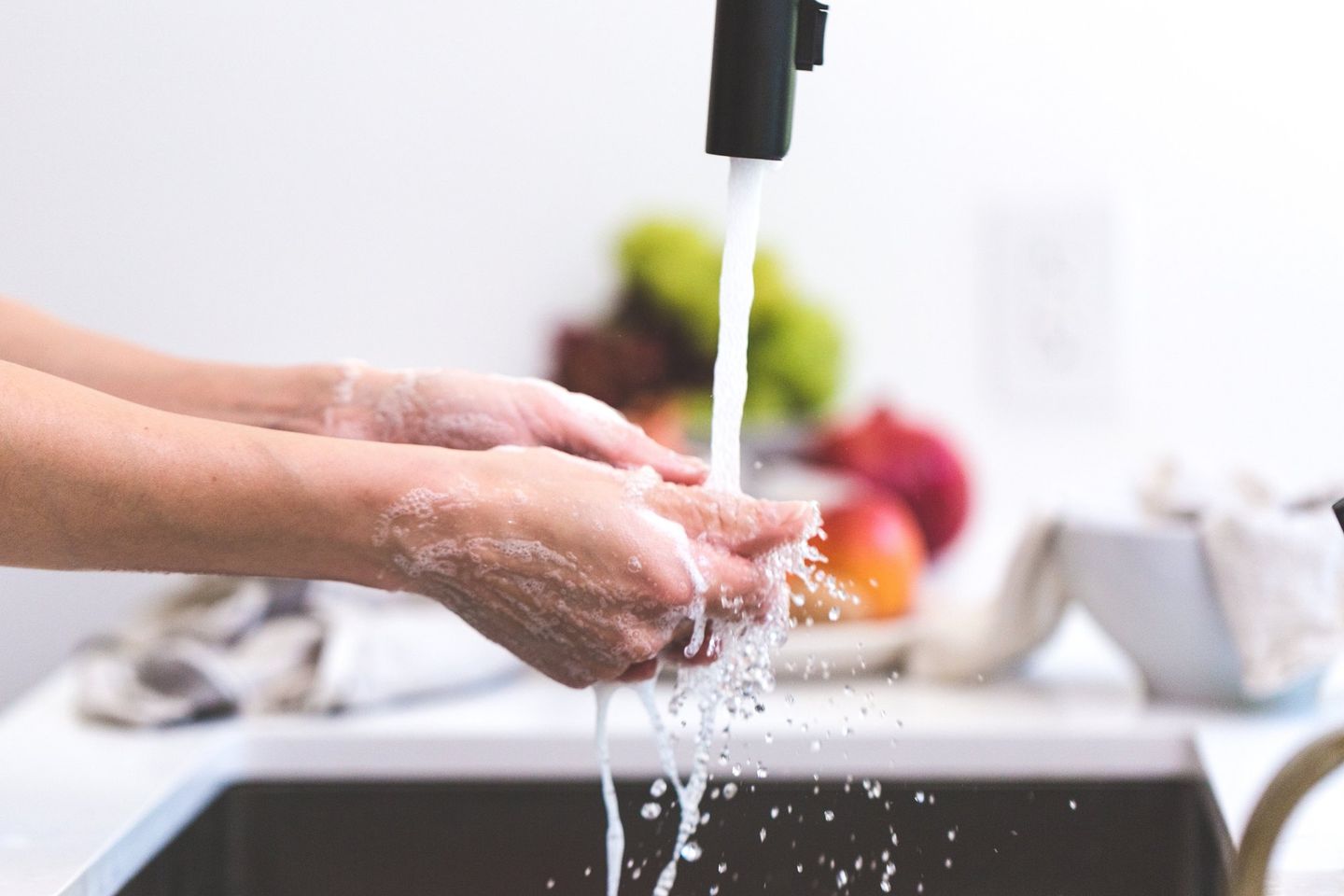 Lebih Steril Mana Cuci Tangan Pakai Hand Sanitizer atau Sabun?