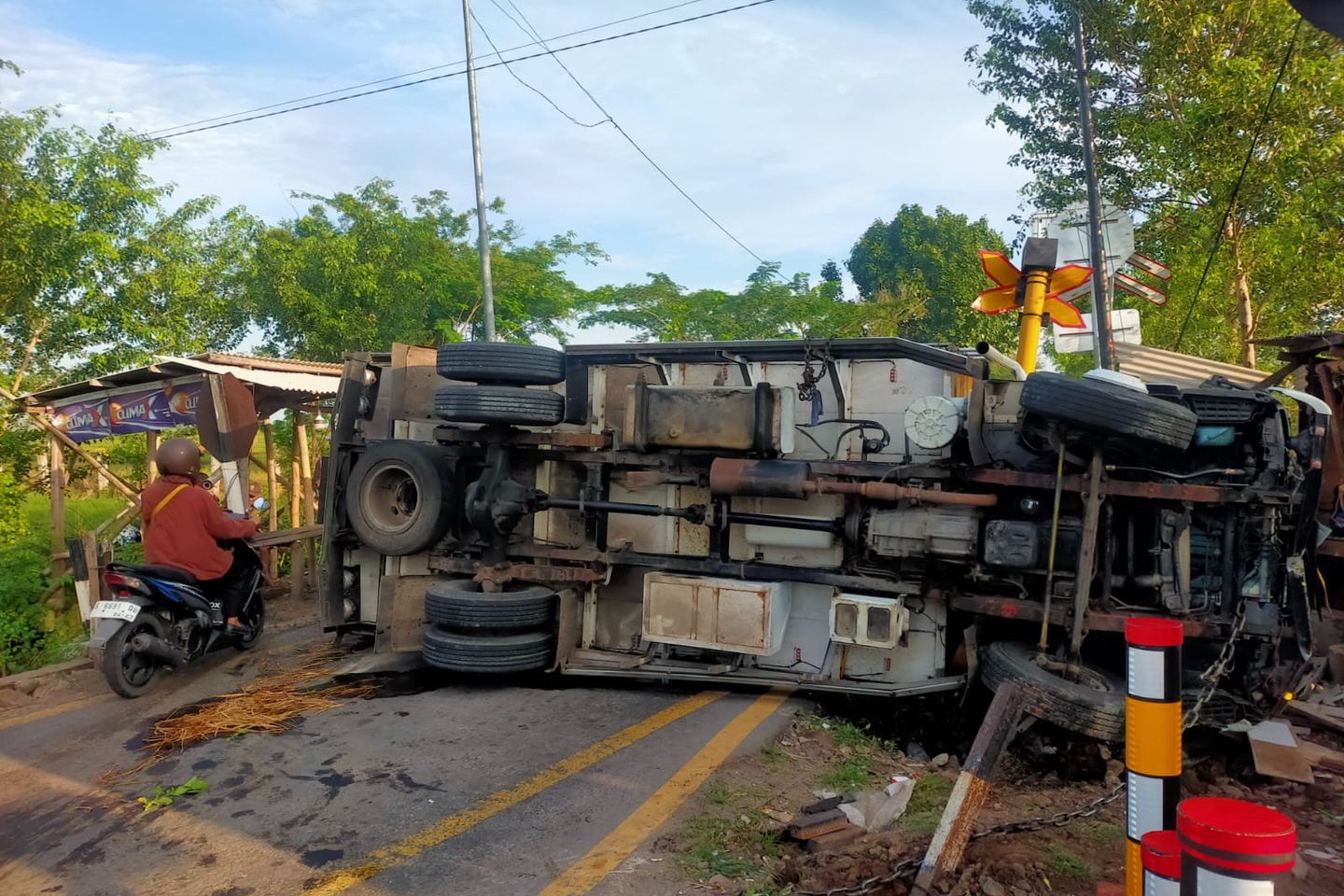Truk Bermuatan Buah Terbalik dan Tabrak Supeltas di Perlintasan Kereta Api Damarsi