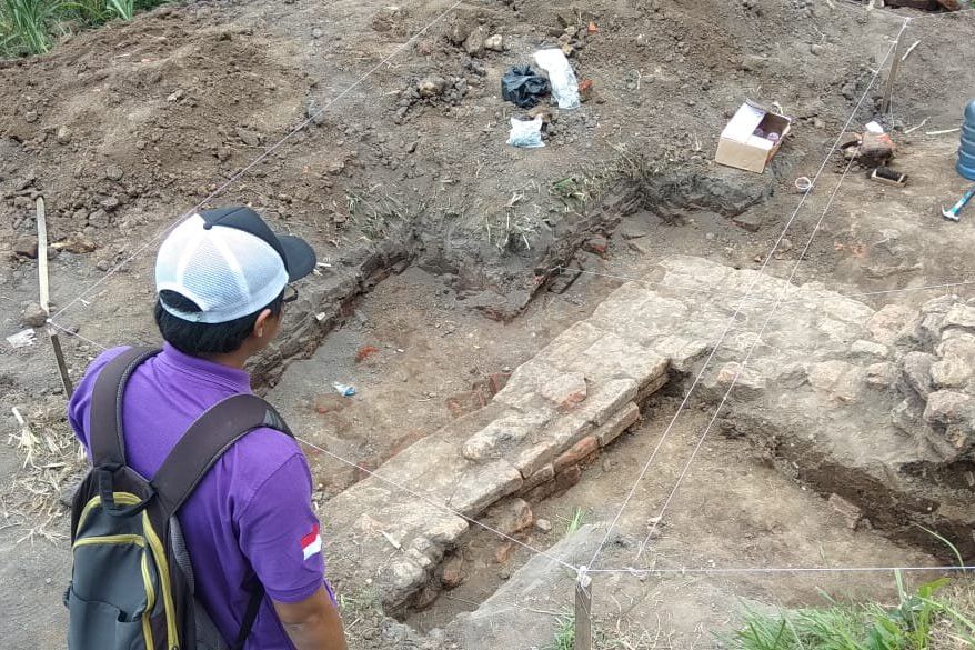 Penggalian Hari Ketiga, Sudut Candi Gedog Blitar Terlihat