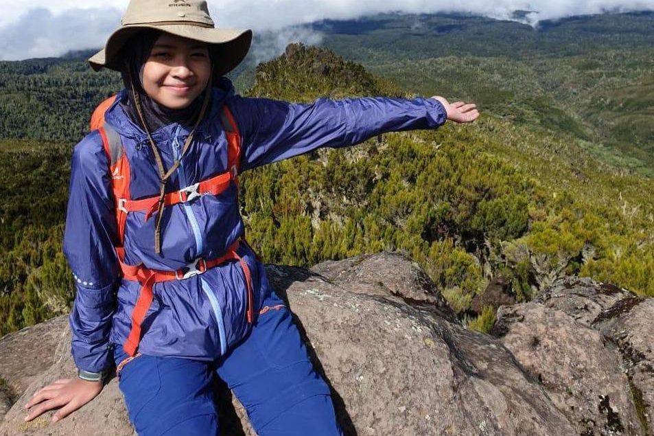 Berusia 13 Tahun, Khansa Berhasil Menggapai Puncak Kilimanjaro di Tanzania