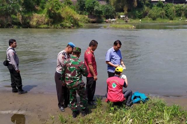 Mayat Bayi Membusuk Ditemukan Mengapung di Sungai Brantas