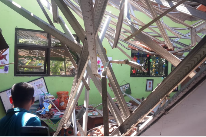 Polisi Olah TKP Ambruknya SDN Gentong I Pasuruan