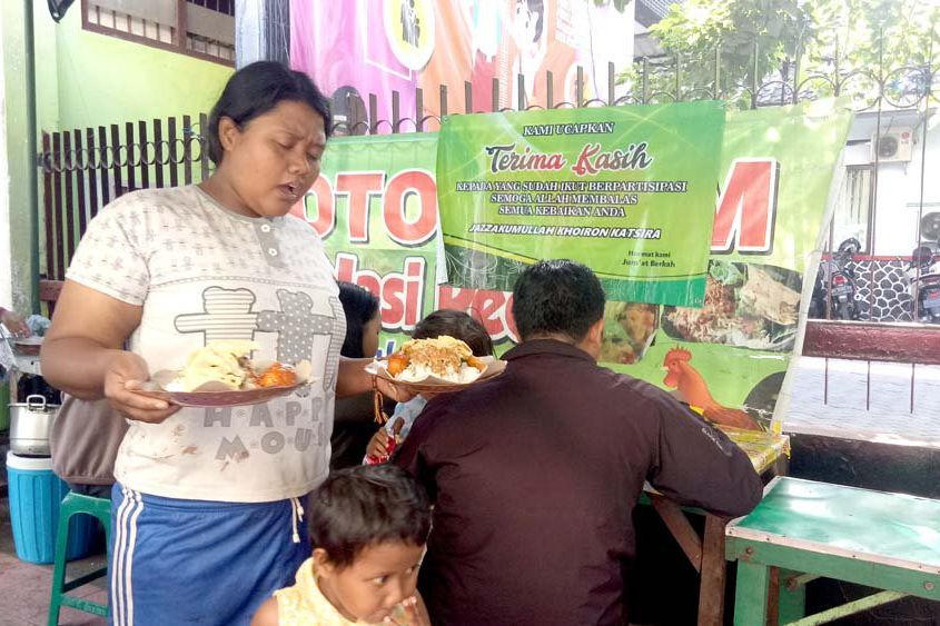 Jumat Berkah, Warung di Kota Blitar Bagikan Ratusan Porsi Nasi Gratis