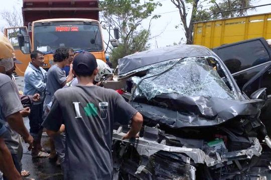 Tabrak Truk Gandeng di Gresik, Semua Penumpang Xpander Selamat