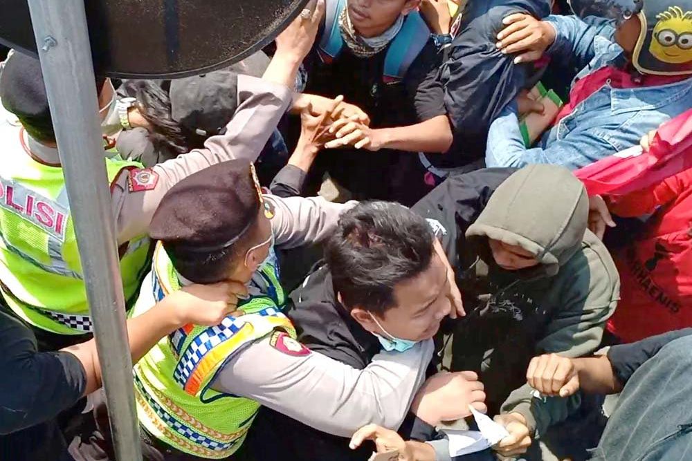 Tak Kunjung Ditemui Anggota Dewan, Demo Tolak RKUHP di Probolinggo Ricuh