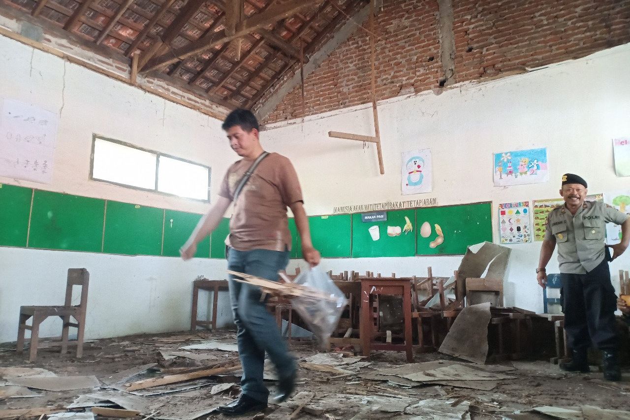 Plafon SDN Sumberpoh Probolinggo Ambruk Karena Usia
