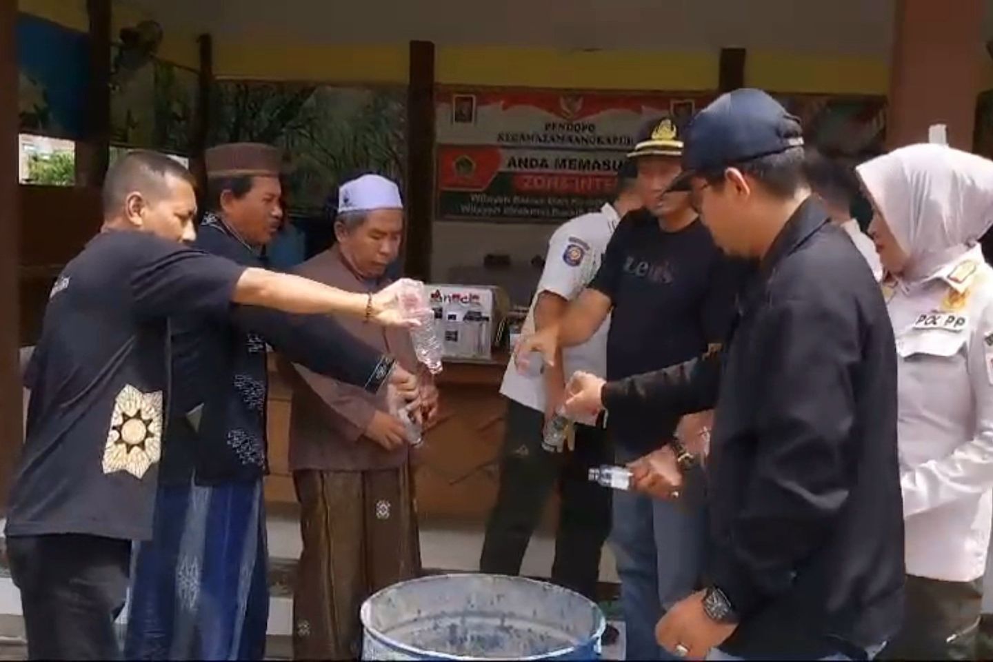 Dikirim Ekspedisi, Dispol PP Gresik Musnahkan Ratusan Botol Miras di Pulau Bawean 