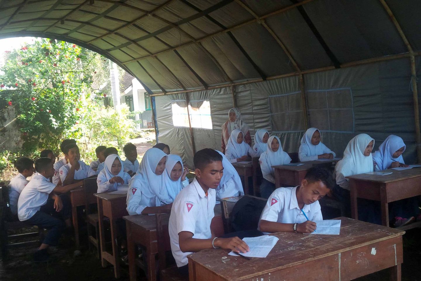 Sekolah Roboh, Pelajar di Jember Belajar di Tenda
