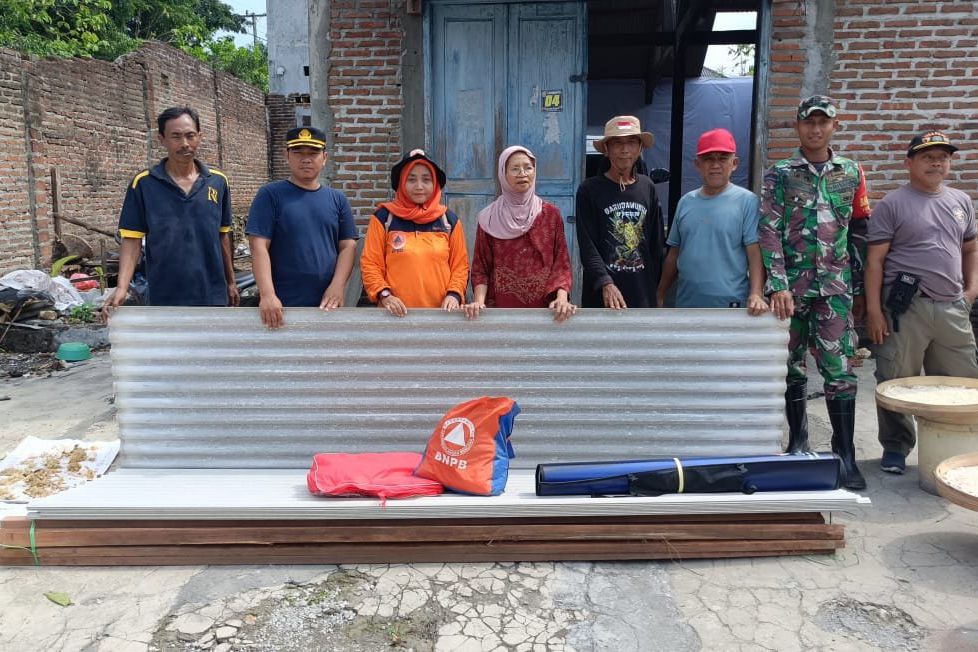 BPBD Lamongan Bantu Asbes dan Kayu pada Korban Angin Kencang