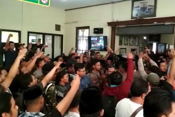 Banser dan FPI Bersitegang Saat Sidang Gus Nur