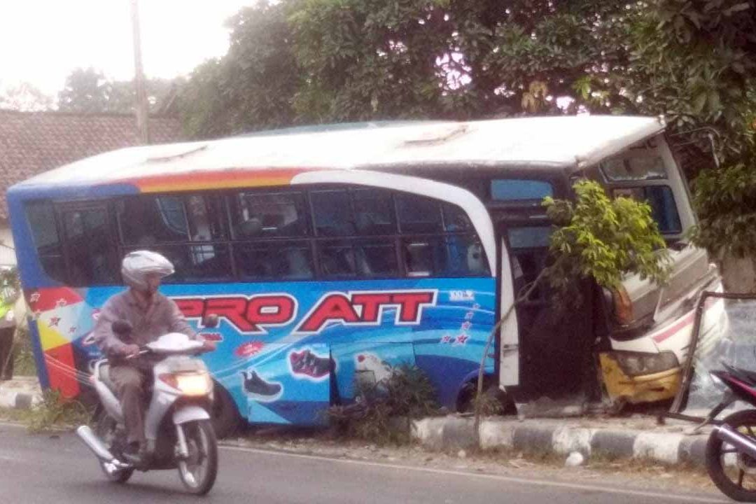 Bus Jurusan Blitar Hantam Pagar Rumah, Seluruh Penumpang Selamat