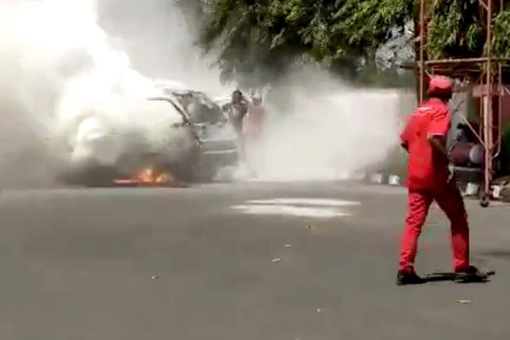 Minibus Ludes Terbakar di SPBU Clarak Probolinggo