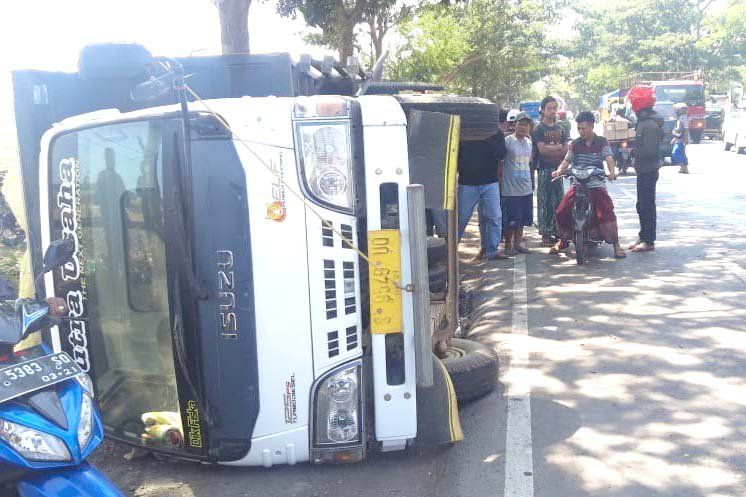 Diduga Sopir <em>Dump Truck</em> Mengantuk, Tabrak Motor dan MPU di Jalur Pantura