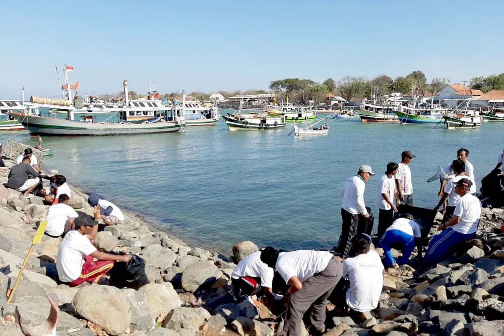 250 Relawan Bersihkan Sampah di Pulau Gili Ketapang