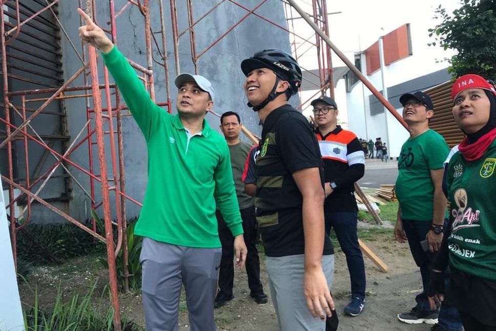 Pemkot Kerja Bakti Bareng Bonek di GBT