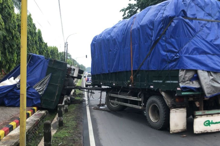 Hindari Pemotor, Truk Gandeng Terguling di Jalan Raya Bangsal Mojokerto 