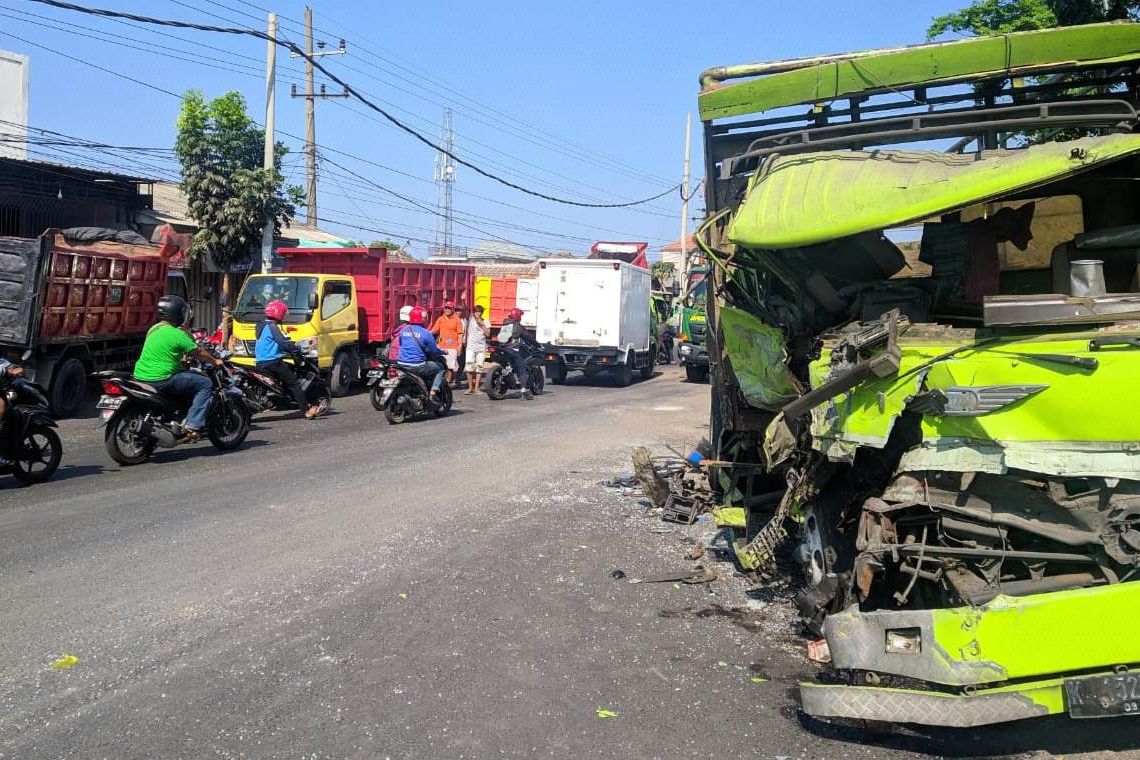 Dua Truk Adu Moncong di Mojokerto, Satu Korban Meninggal