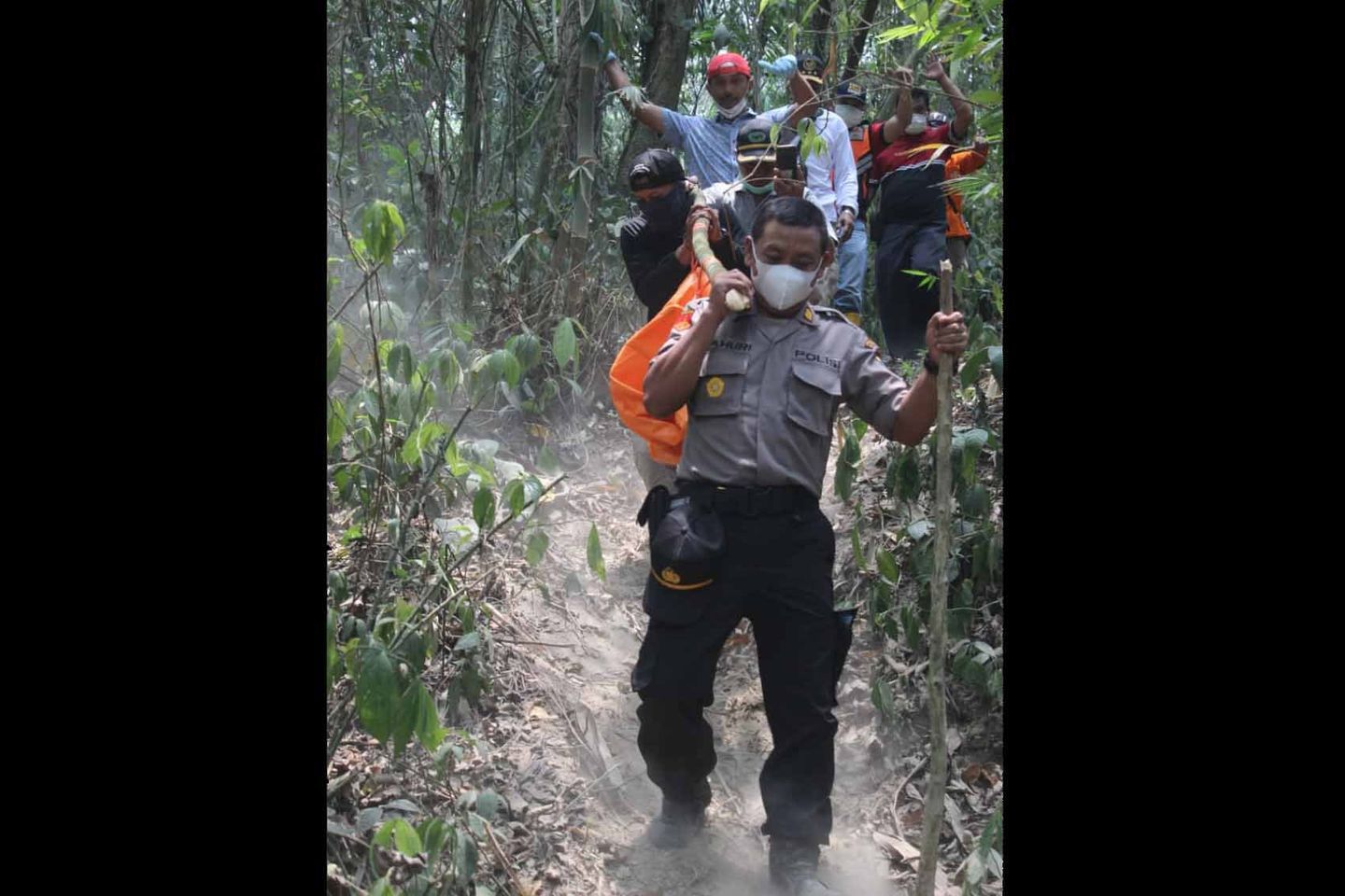 Mayat Perempuan Ditemukan di Tengah Hutan Blitar dengan Sekarung Uang