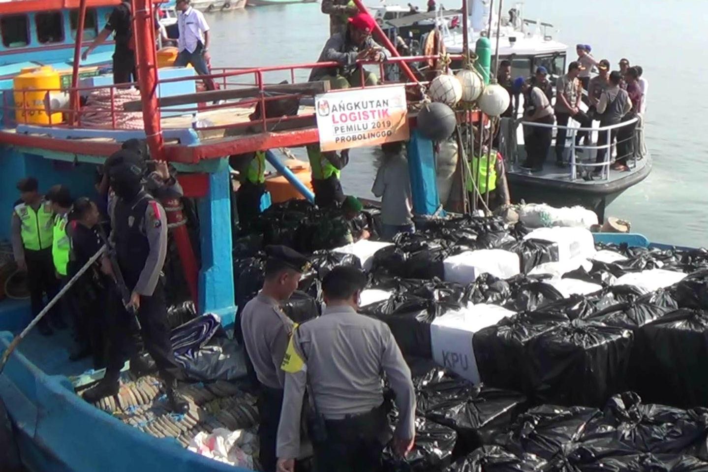 Ribuan Surat Suara Disebrangkan dari Probolinggo ke Gili Ketapang
