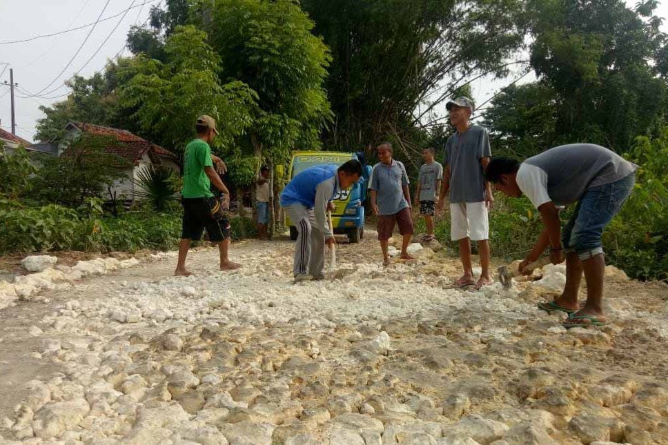Jalan Rusak Tak Kunjung Diperbaiki, Warga Sampang Patungan
