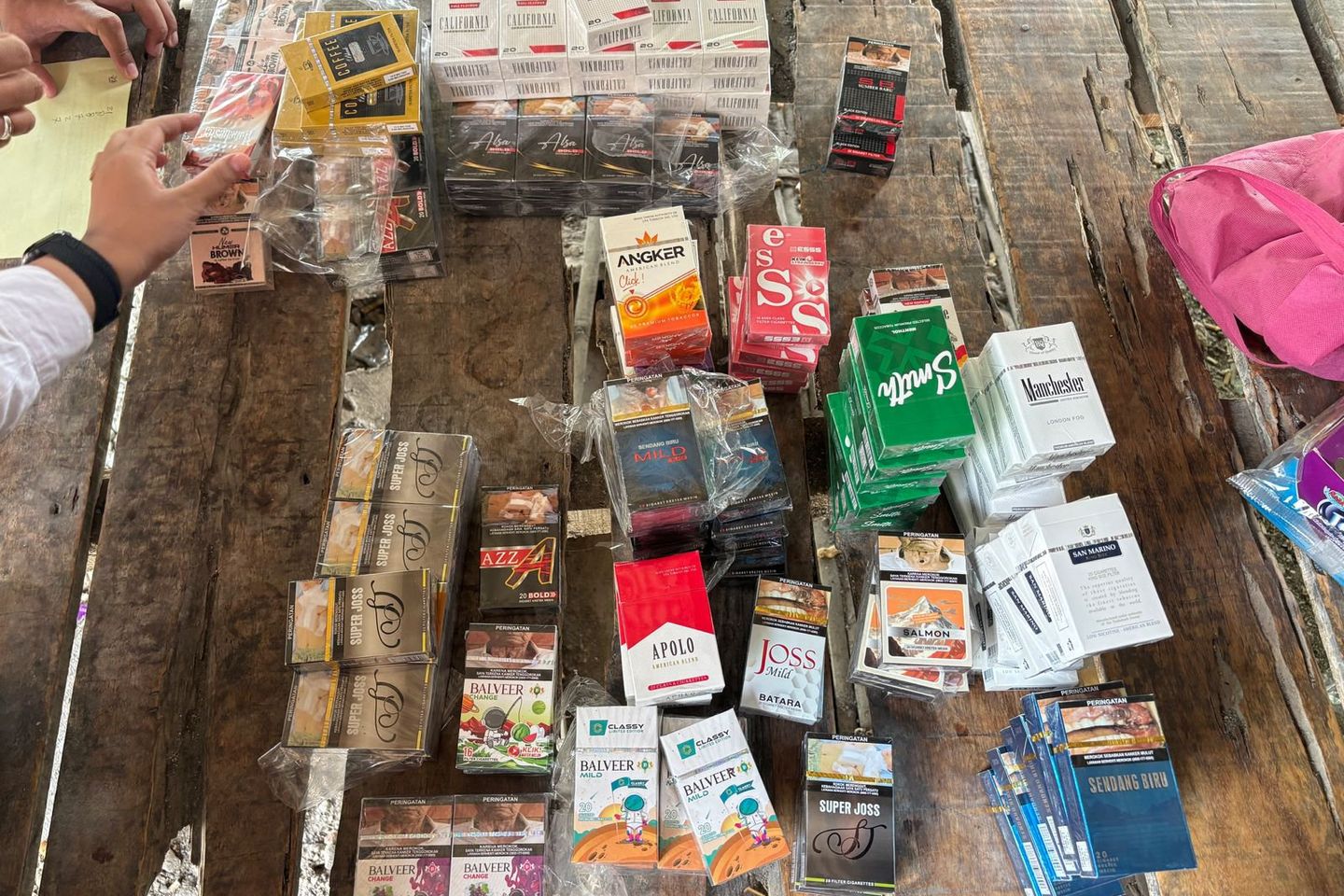Tim Gabungan Sita 23.568 Batang Rokok Tanpa Pita Cukai di Lamongan 