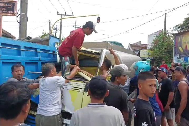 Hindari Motor Nyebrang, Dua Truk Bertabrakan dan Sopir Terjepit di Mojoanyar 