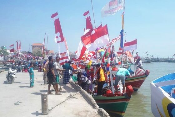 198 Perahu Nelayan Campurejo Gresik Meriahkan Pawai Petik Laut