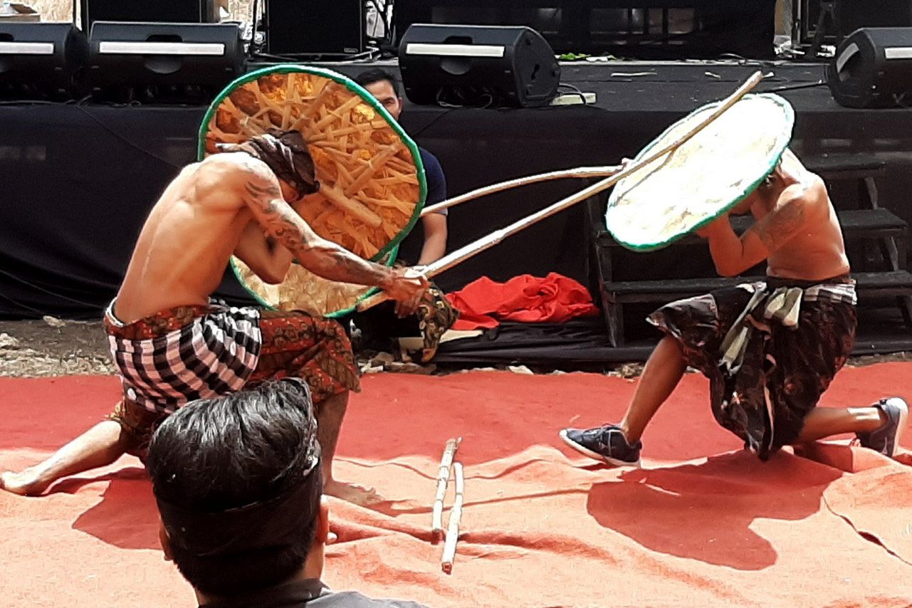 Menyaksikan Pemuda Bali Mainkan Gebug Ende untuk Minta Hujan